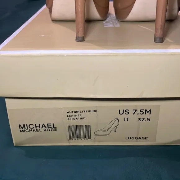 Michael Kors Antoinette Leather Pump- size 7.5