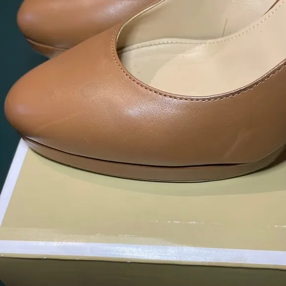 Michael Kors Antoinette Leather Pump- size 7.5