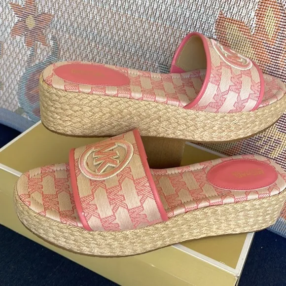 MICHAEL KORS SADLER WEDGEMK OUTLINE JQD/EMB MKTEA ROSE49S3SDFA1Y