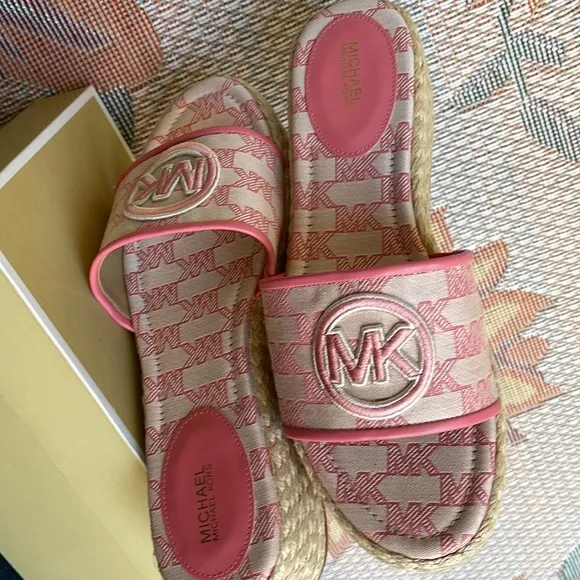 MICHAEL KORS SADLER WEDGEMK OUTLINE JQD/EMB MKTEA ROSE49S3SDFA1Y