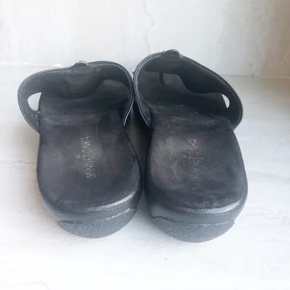 Minnetonka embellished flipflop sandals leather stamped size  9 black