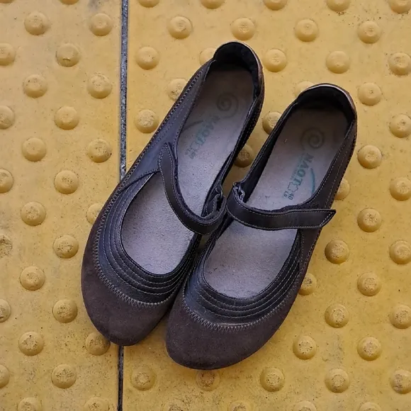 Naot Kirei Mary Jane Flat Comfort Shoe Metallic &amp; Brown Size 40/US 9 Women's