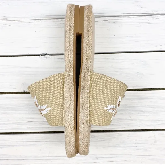 NEW Badgley Mischka Jewel Kyrene Espadrille Sandals Beaded Fabric Beige Tan