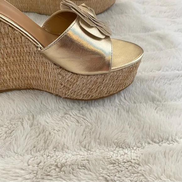 New BAMBOO Gold Flower Wedge Sandals with Ankle Strap Size 10