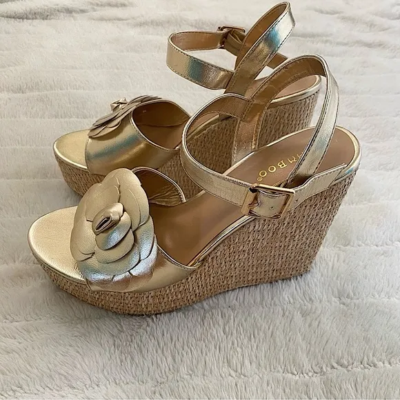 New BAMBOO Gold Flower Wedge Sandals with Ankle Strap Size 10
