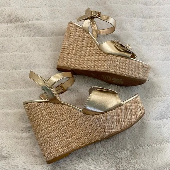New BAMBOO Gold Flower Wedge Sandals with Ankle Strap Size 10