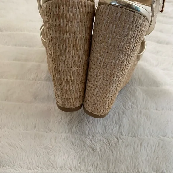 New BAMBOO Gold Flower Wedge Sandals with Ankle Strap Size 10