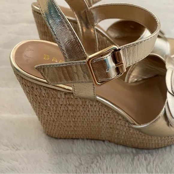 New BAMBOO Gold Flower Wedge Sandals with Ankle Strap Size 10