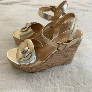 New BAMBOO Gold Flower Wedge Sandals with Ankle Strap Size 10