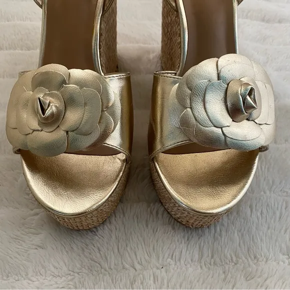 New BAMBOO Gold Flower Wedge Sandals with Ankle Strap Size 10