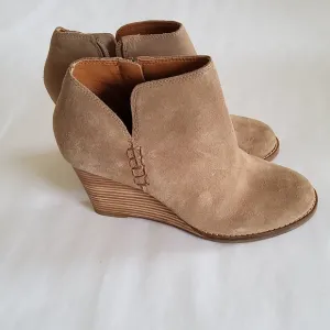 New Lucky Brand Women's Tan Suede Leather Wedge Ankle Boots Booties Size 6.5