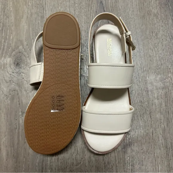 NEW MICHAEL Michael Kors Richie Logo Print Platform Sandals Size 7.5 Vanilla