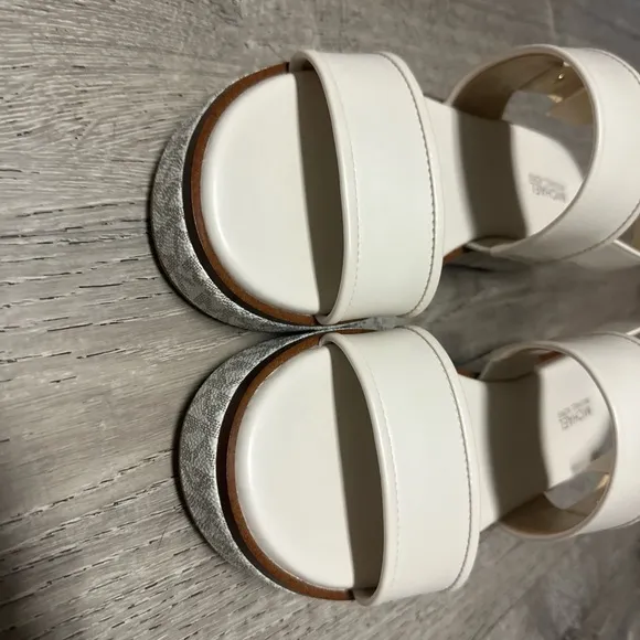 NEW MICHAEL Michael Kors Richie Logo Print Platform Sandals Size 7.5 Vanilla