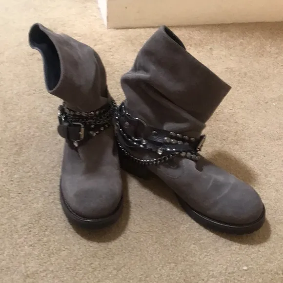 🌸NEW🌸 Moschino/Love Moschino Chain (Removable) Vintage Boots