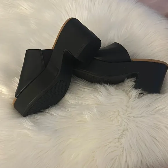 New Sincerely Jules Black and Tan Mules with Woven Texture