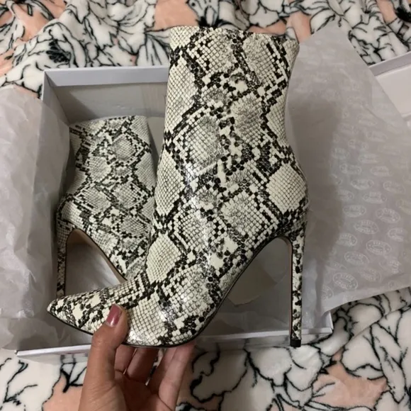NEW Steve Madden Whimsy Python snake print heeled boots Size 7.5