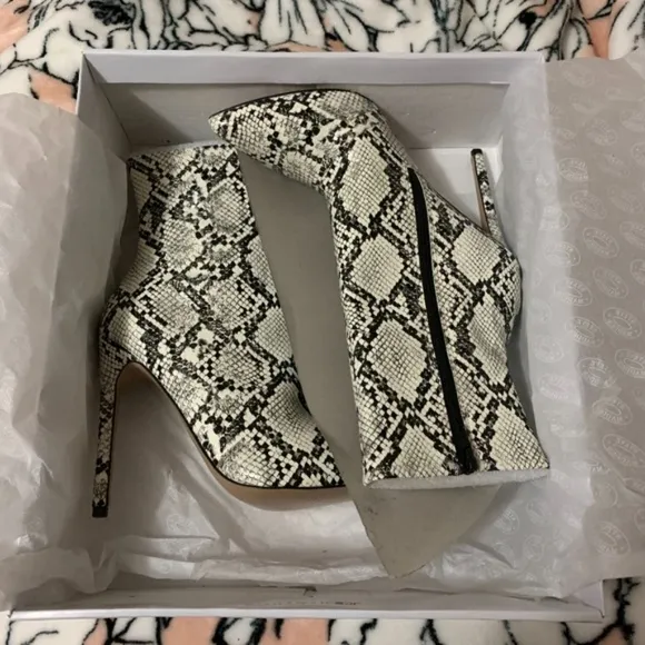 NEW Steve Madden Whimsy Python snake print heeled boots Size 7.5