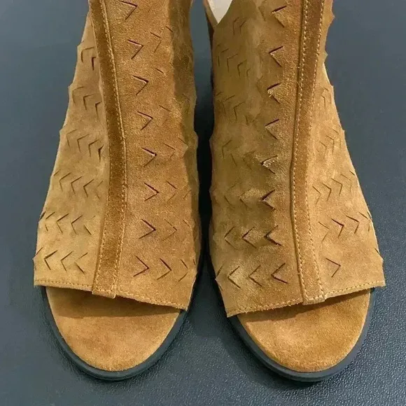 New Via Spiga Wedge Heel Sandals NWOT Brown Cognac Leather Suede