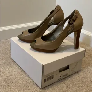 NIB BANANA REPUBLIC Lalita Peep Toe Heels Size 7