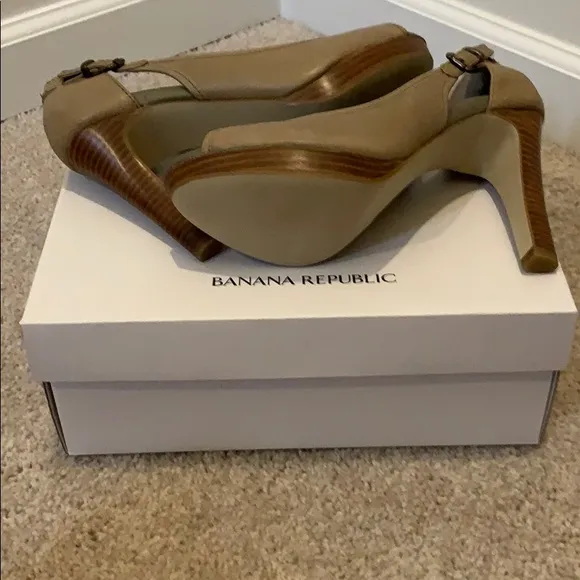 NIB BANANA REPUBLIC Lalita Peep Toe Heels Size 7
