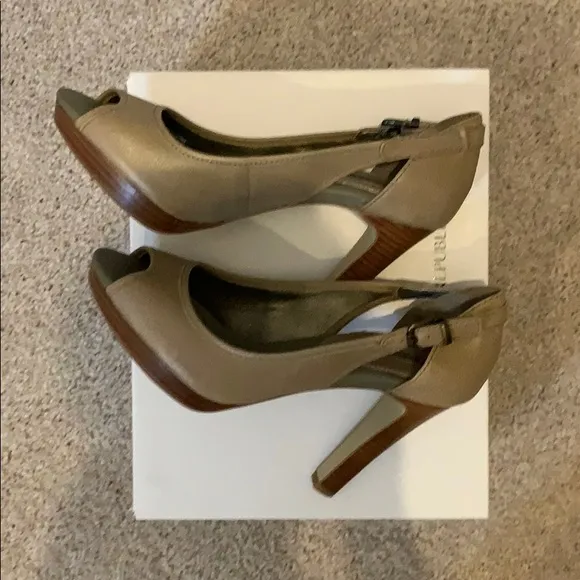 NIB BANANA REPUBLIC Lalita Peep Toe Heels Size 7