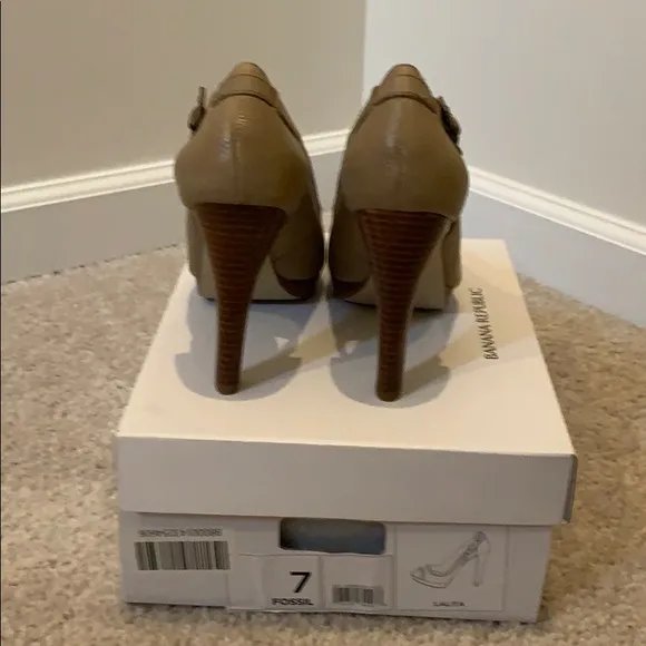 NIB BANANA REPUBLIC Lalita Peep Toe Heels Size 7