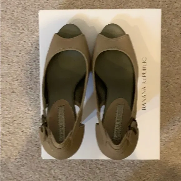 NIB BANANA REPUBLIC Lalita Peep Toe Heels Size 7