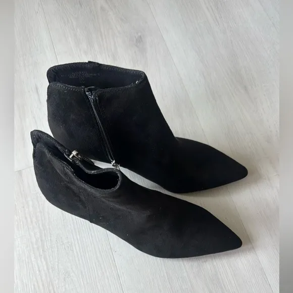 NIB Size 6-M Charles By Charles David Black Accurate Zipper Ankle Boots