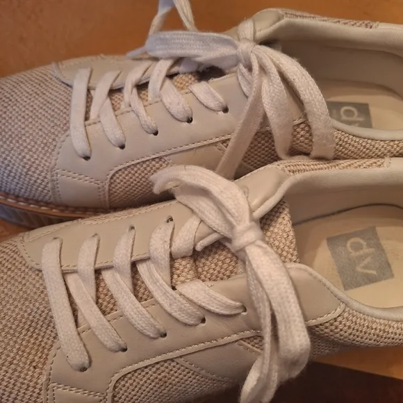 NICE Women's Bubbles DV dolce vita Cream Platform Sneakers