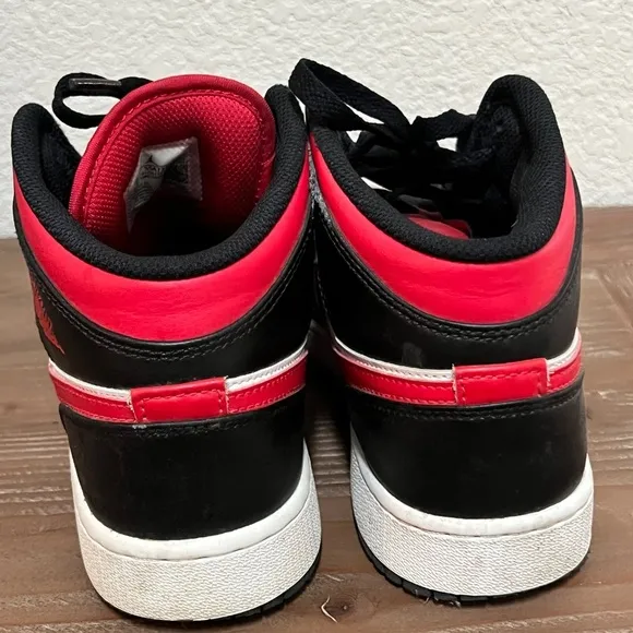 Nike Air Jordan 1 Mid White Black Red Fire White Shoes Size 5.5 Youth GUC