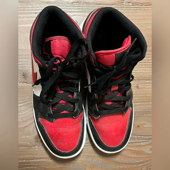 Nike Air Jordan 1 Mid White Black Red Fire White Shoes Size 5.5 Youth GUC