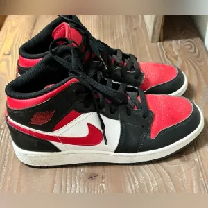 Nike Air Jordan 1 Mid White Black Red Fire White Shoes Size 5.5 Youth GUC