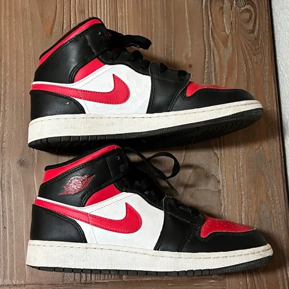 Nike Air Jordan 1 Mid White Black Red Fire White Shoes Size 5.5 Youth GUC