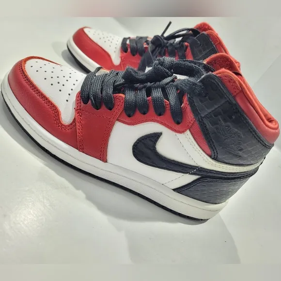 NIKE AIR JORDAN 1 RETRO BASKETBALL SHOES SATIN SNAKE CHICAGO YOUTH KIDS SIZE 1Y