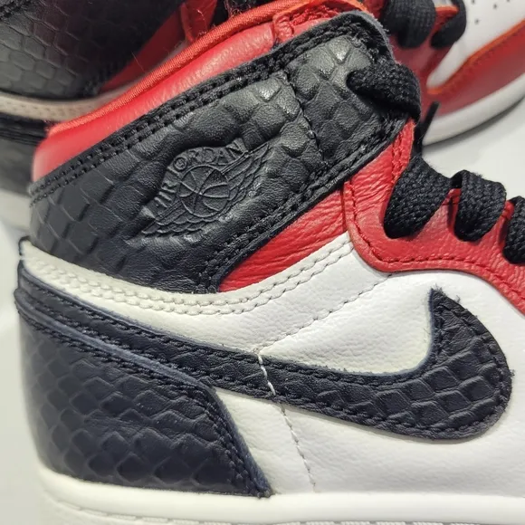 NIKE AIR JORDAN 1 RETRO BASKETBALL SHOES SATIN SNAKE CHICAGO YOUTH KIDS SIZE 1Y