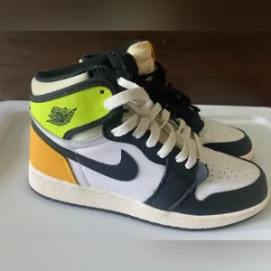 Nike Air Jordan 1 Retro High Big Kids OG Volt Gold Sneakers*