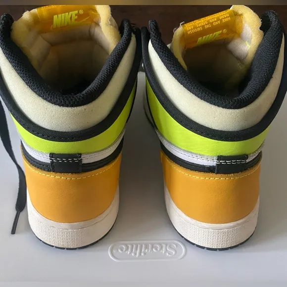 Nike Air Jordan 1 Retro High Big Kids OG Volt Gold Sneakers*