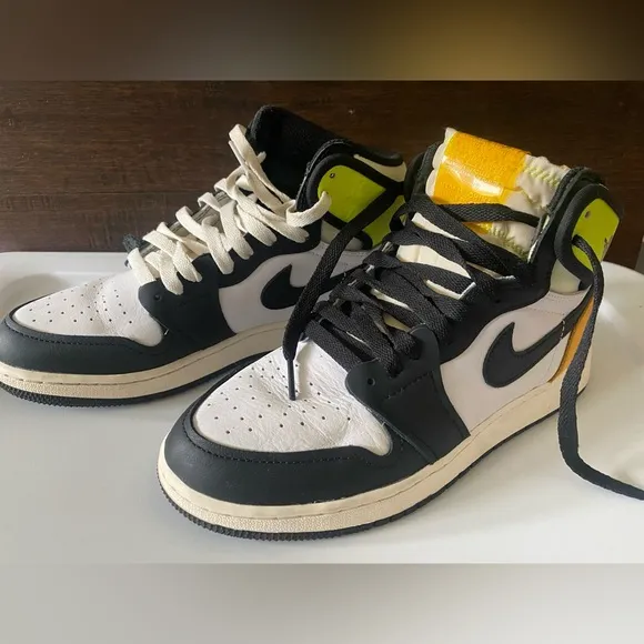 Nike Air Jordan 1 Retro High Big Kids OG Volt Gold Sneakers*