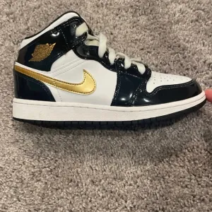 Nike Air Jordan 1 Retro Mid Patent Black Gold BQ6931-007 Youth Shoes size 4Y