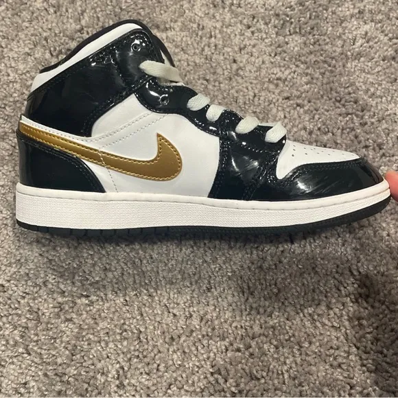 Nike Air Jordan 1 Retro Mid Patent Black Gold BQ6931-007 Youth Shoes size 4Y