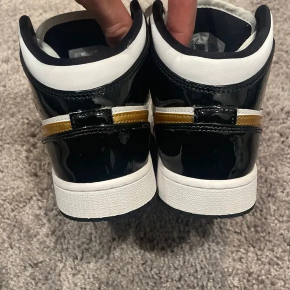 Nike Air Jordan 1 Retro Mid Patent Black Gold BQ6931-007 Youth Shoes size 4Y