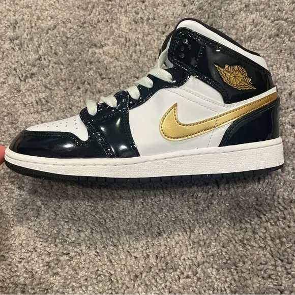 Nike Air Jordan 1 Retro Mid Patent Black Gold BQ6931-007 Youth Shoes size 4Y