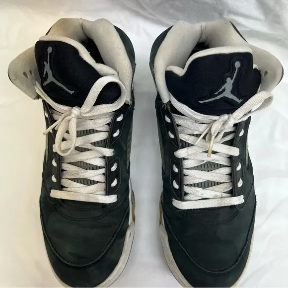 Nike Air Jordan 5 Retro Oreo tennis shoes.