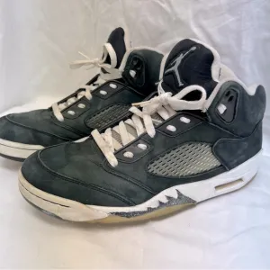 Nike Air Jordan 5 Retro Oreo tennis shoes.