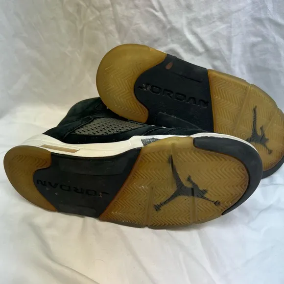Nike Air Jordan 5 Retro Oreo tennis shoes.