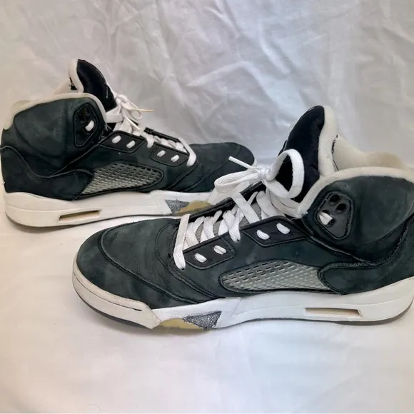 Nike Air Jordan 5 Retro Oreo tennis shoes.