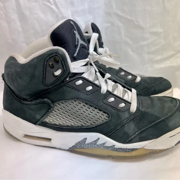 Nike Air Jordan 5 Retro Oreo tennis shoes.