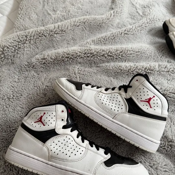 Nike Air Jordan Access Jumpman 2022 White Black Red Sporty Men 9 Running Shoes