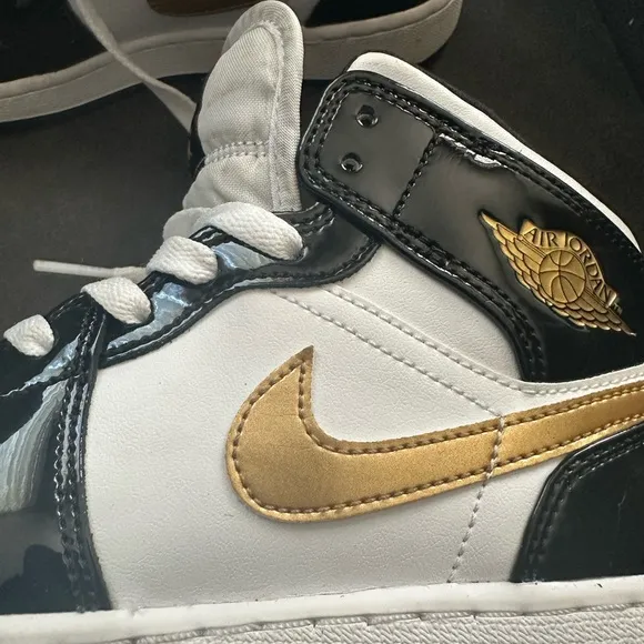 Nike Air Jordan Retro 1 Mid SE Black/White/Gold Shoes Junior