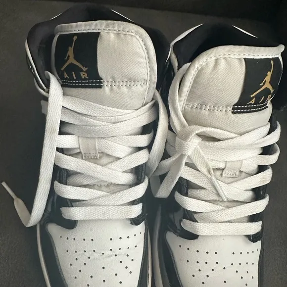 Nike Air Jordan Retro 1 Mid SE Black/White/Gold Shoes Junior